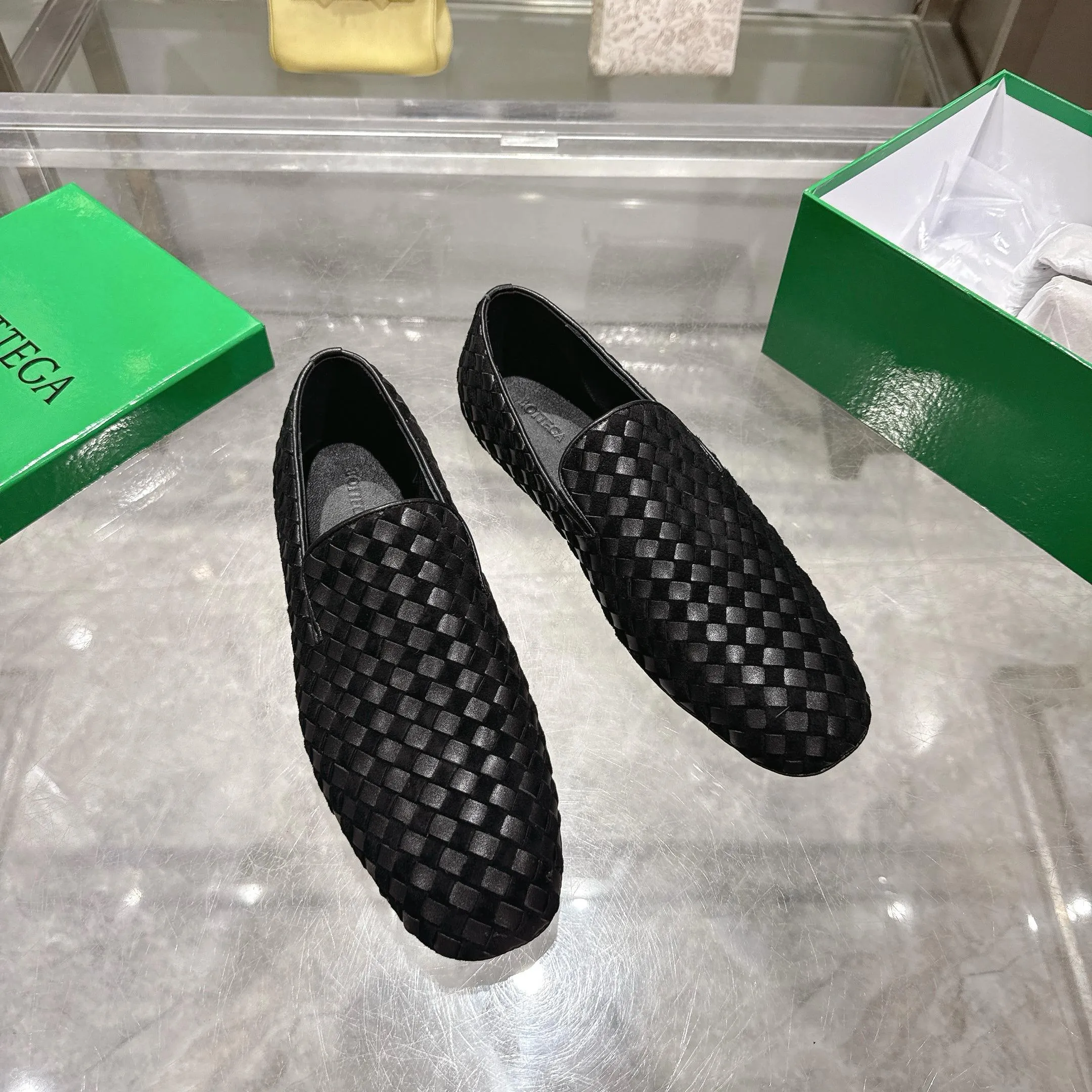 [BV] Top P: 760💰Size for couples: Female 35-39 Male 39--44 (Female 40. Male 38.45.46.47 customization is not returnable) [Note‼ ️] Add 💰 to size 46, add 💰 to size 47. Bottega Veneta's 2025 autumn counter synchronized genuine leather outsole classic woven half-drag couple model Bottega Veneta square toe flat shoes, imported mixed sheepskin, imported sheep! Leather outsole! [Rose][Rose]! Purely hand-woven and operated, the original board is reproduced one-to-one! quality assurance!